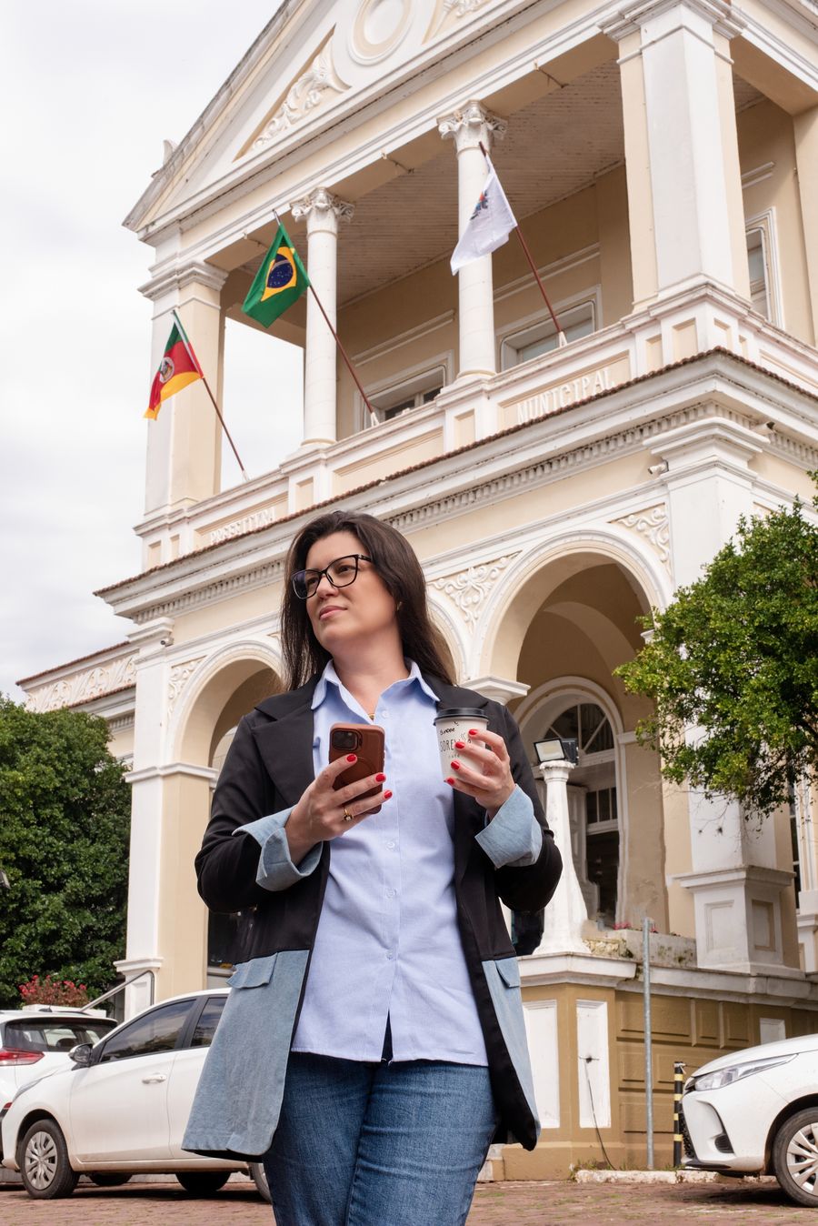 Simone Viana no centro de Santa Cruz do Sul, com o celular na mão