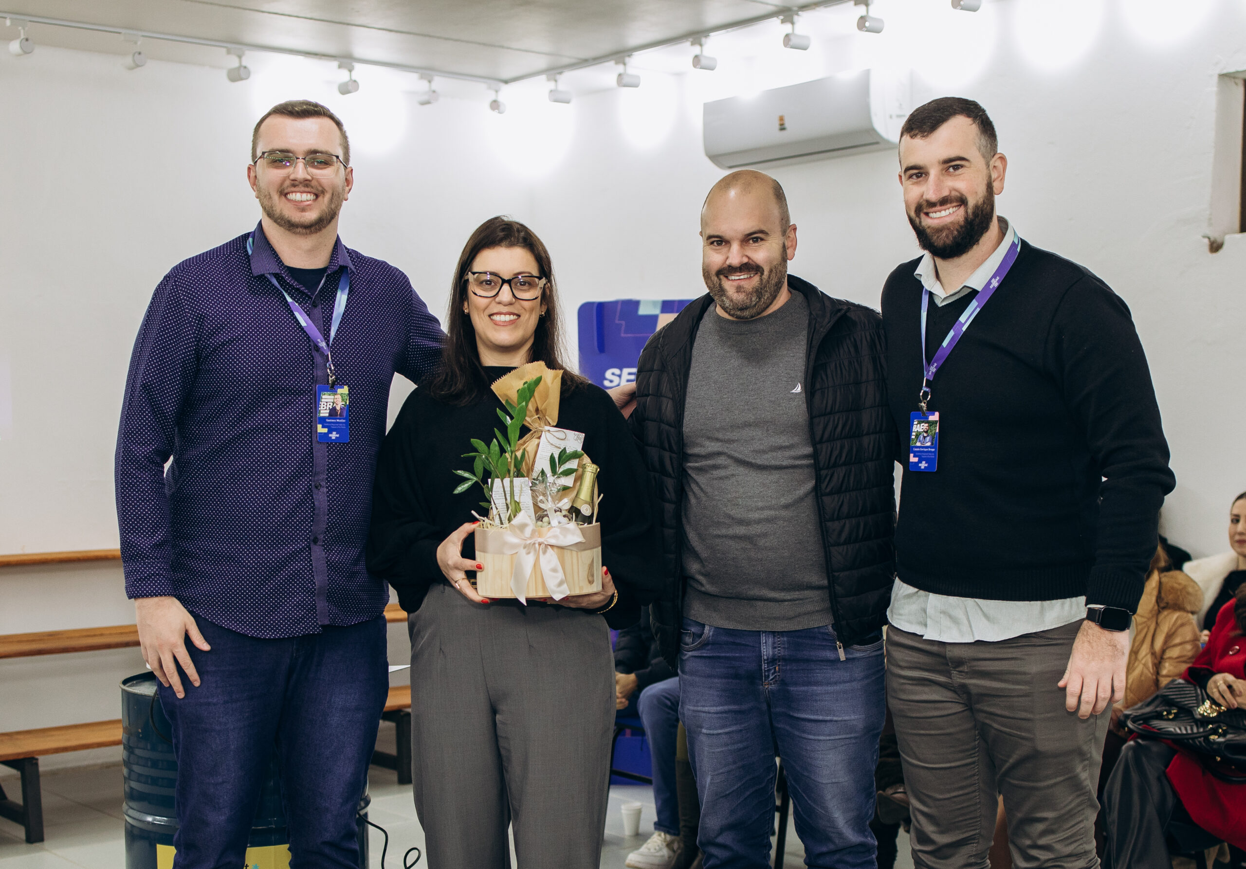 Simone Viana palestrando no Café Empresarial